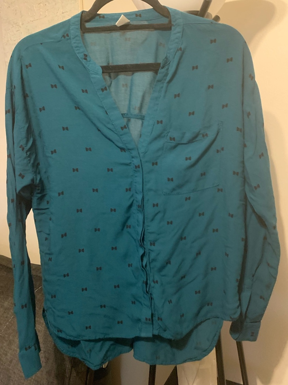 Old Navy Teal Button-Front Long-Sleeve Shirt with Tiny Navy Bow Print
